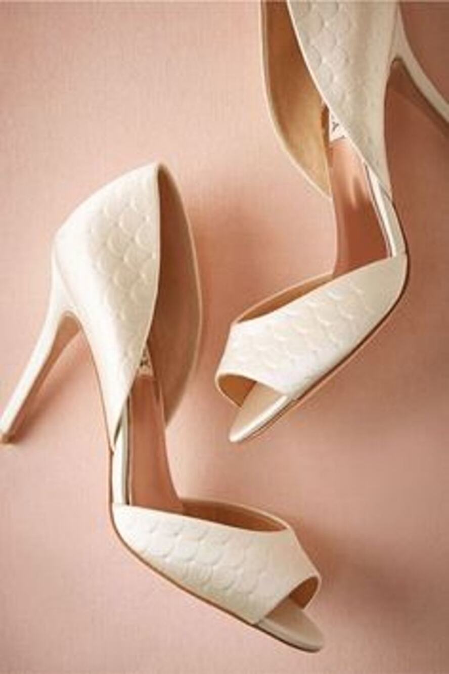 Badgley Mischka Mitzi Ivory Satin Scallop Embossed D’Orsay Peep Toe Heels 8.5